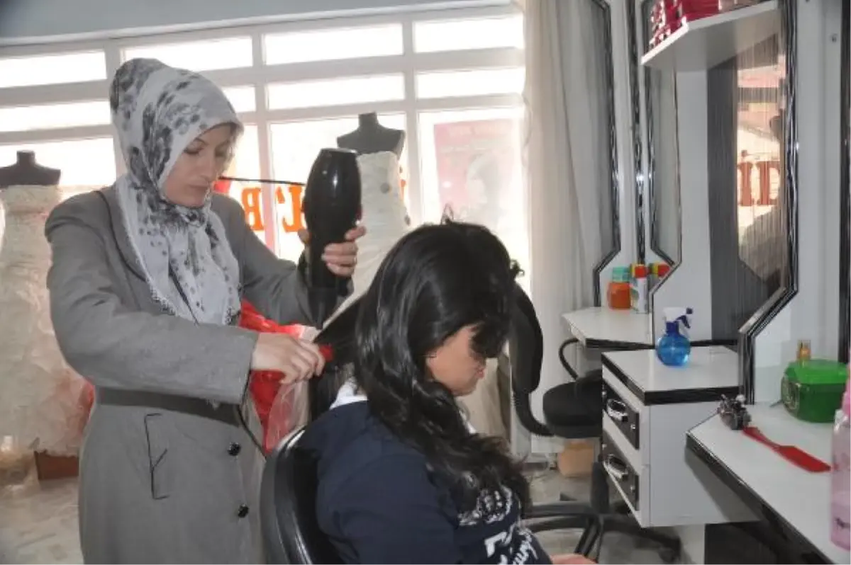 Çukurca\'nın İlk Kadın Kuaförü Hizmette