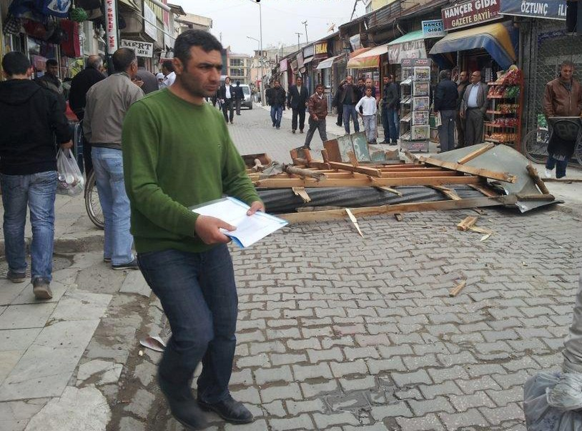 Erciş\'te İşyerinin Çatısı Fırtınaya Dayanamadı