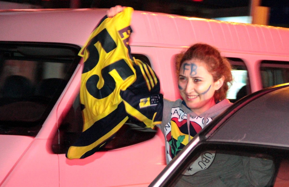 Fenerbahçe Galibiyeti Taraftarı Sokağa Döktü