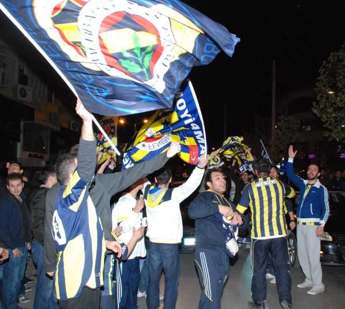 Fenerbahçe\'nin Zaferi Davul Zurnayla Kutlandı