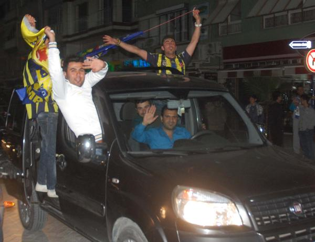 Fenerbahçe Yarı Finalde, Taraftarları Sokakta