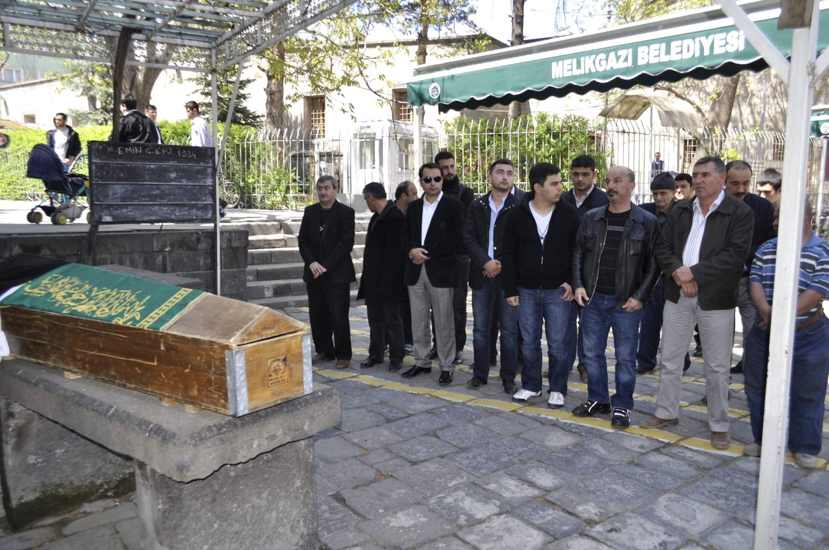 Gazeteci Emin Çeri Toprağa Verildi