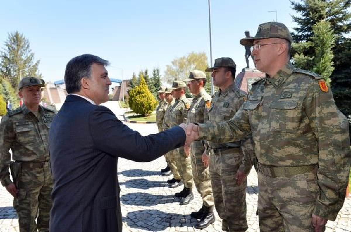 Gül, Cumhurbaşkanlığı Muhafız Alayı Komutanlığını Ziyaret Etti