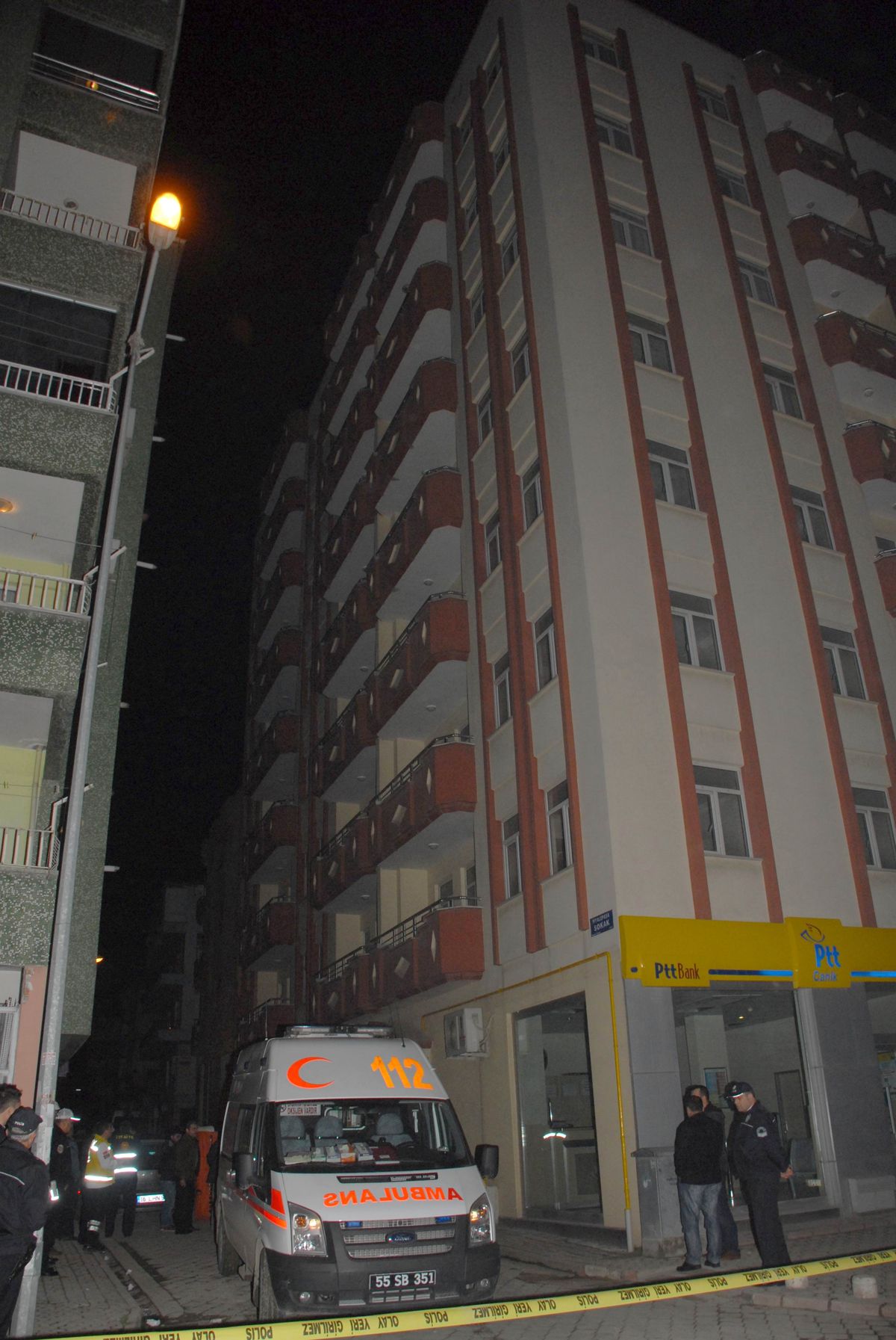 İntihar İçin Çıktığı Çatıdan 4 Saat Sonra İndirildi