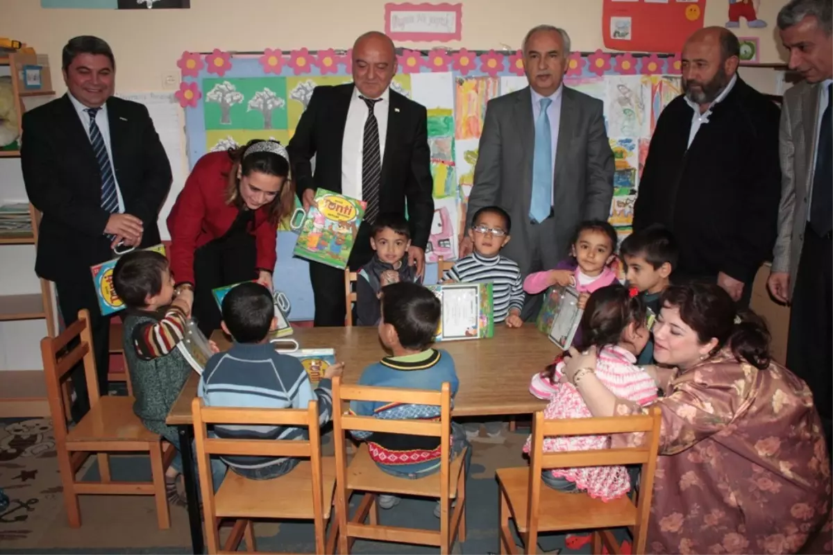 Kızılay, Öğrencilere Kitap Seti Hediye Etti