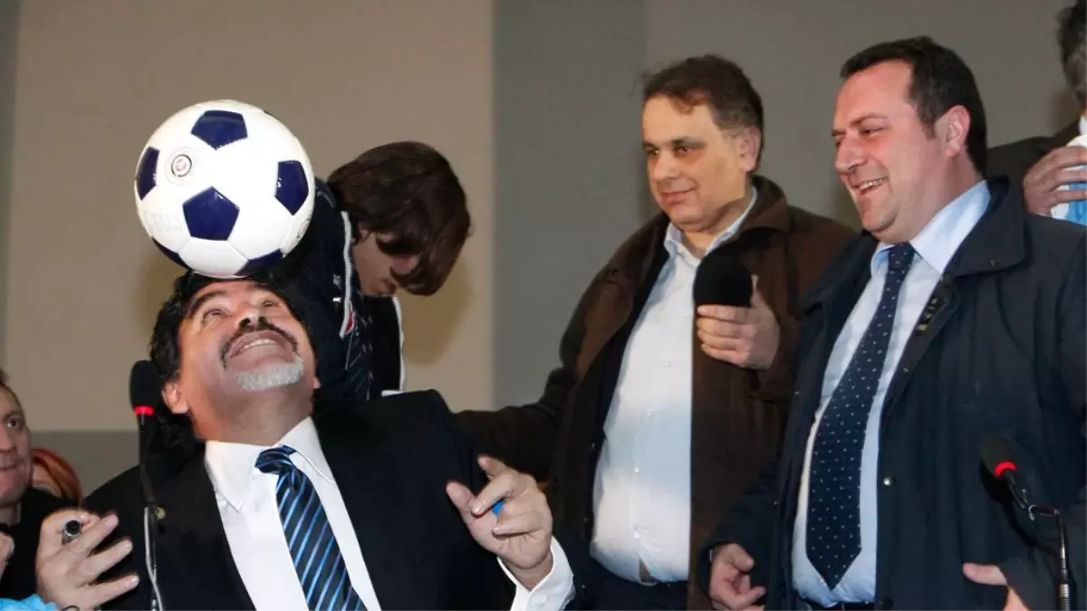 Maradona Topu Bu Kez "Siyaset" İçin İmzaladı