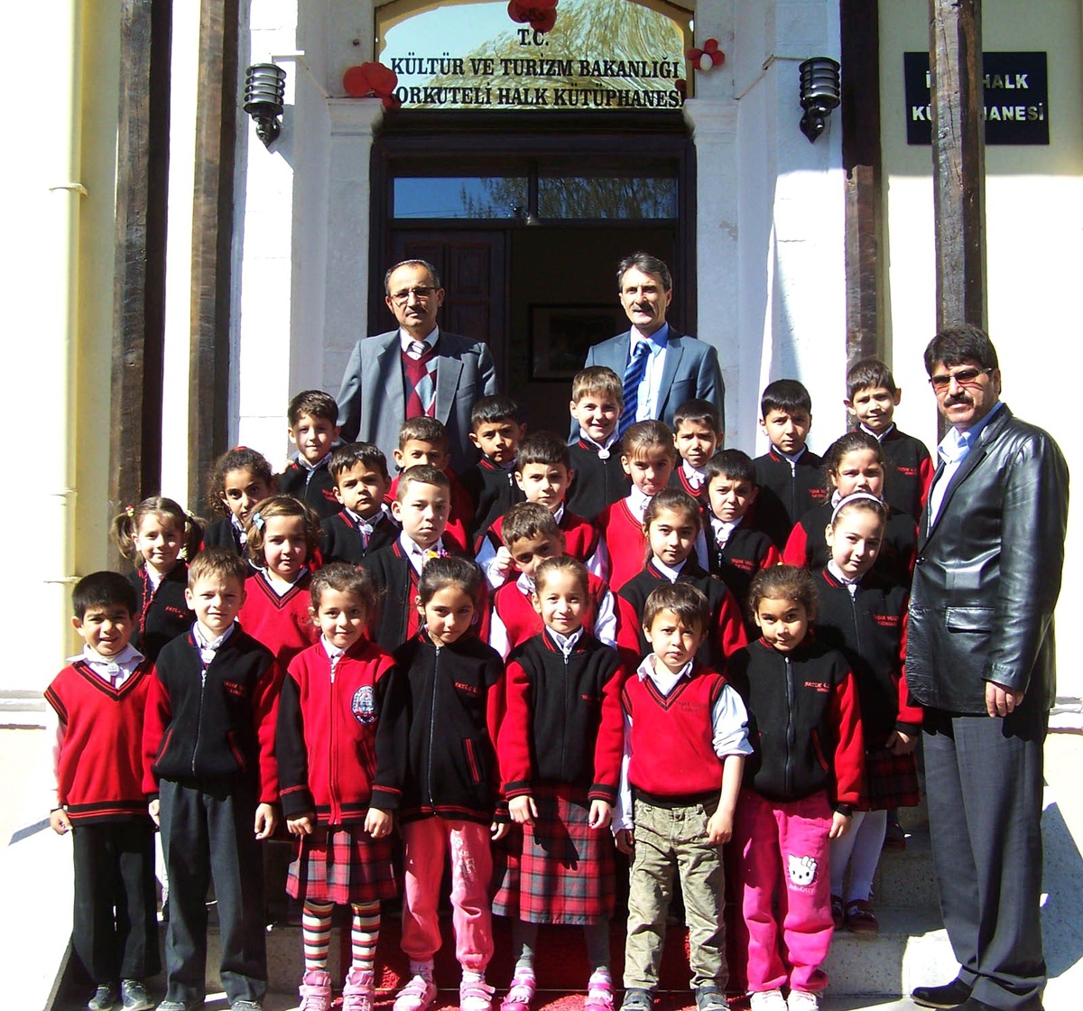 Minik Öğrenciler Halk Kütüphanesi\'ni Gezdi