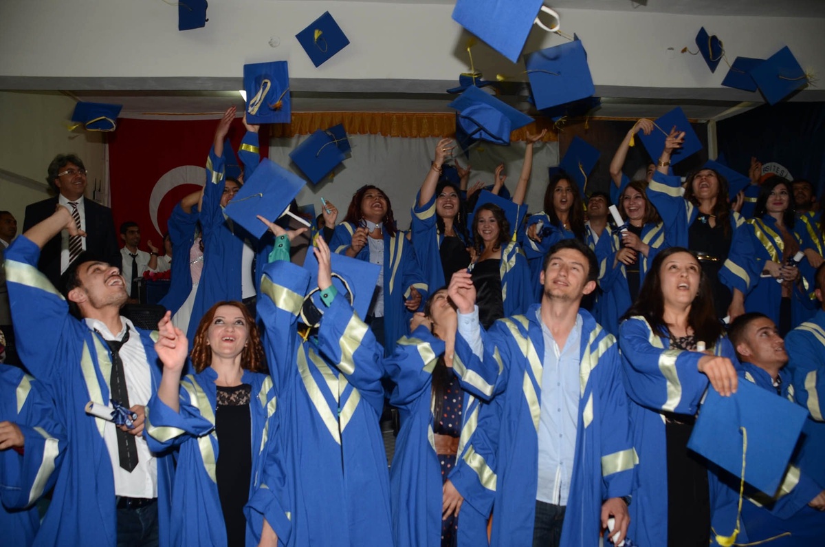 Mut Myo\'da Mezuniyet Coşkusu