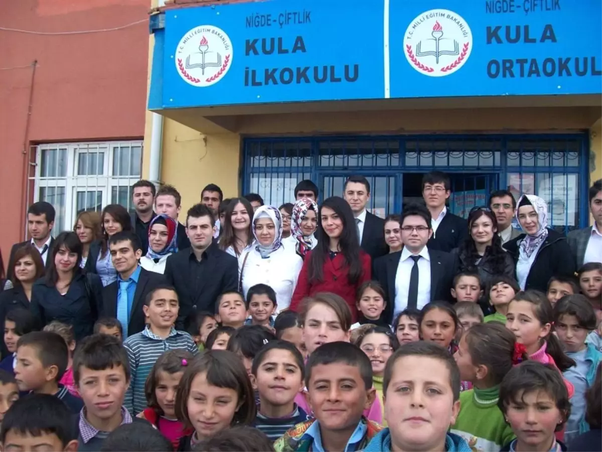 Öğrencilerinden Köy Okuluna Dişmacunu, Diş Fırçası ve Kitap