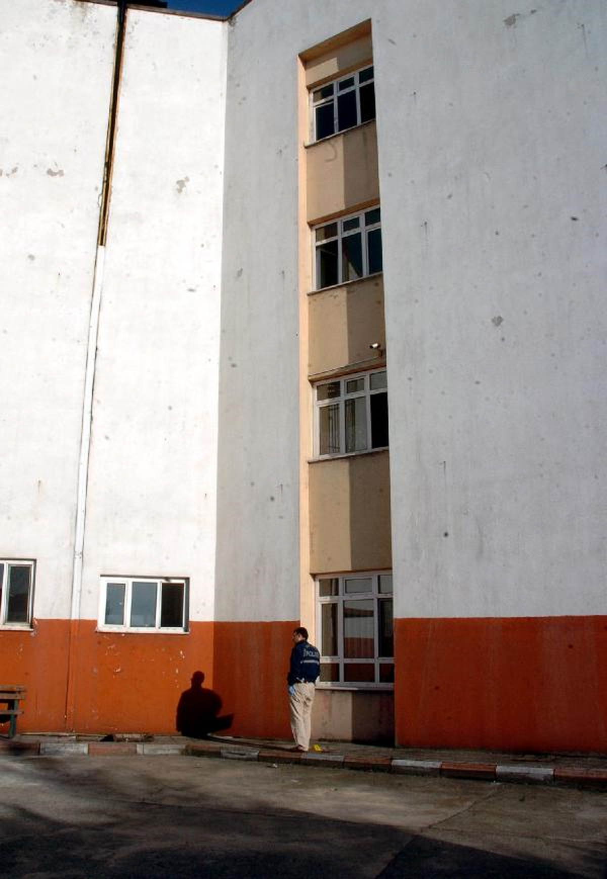 Liseli Kız Pansiyonun İkinci Katından Düştü