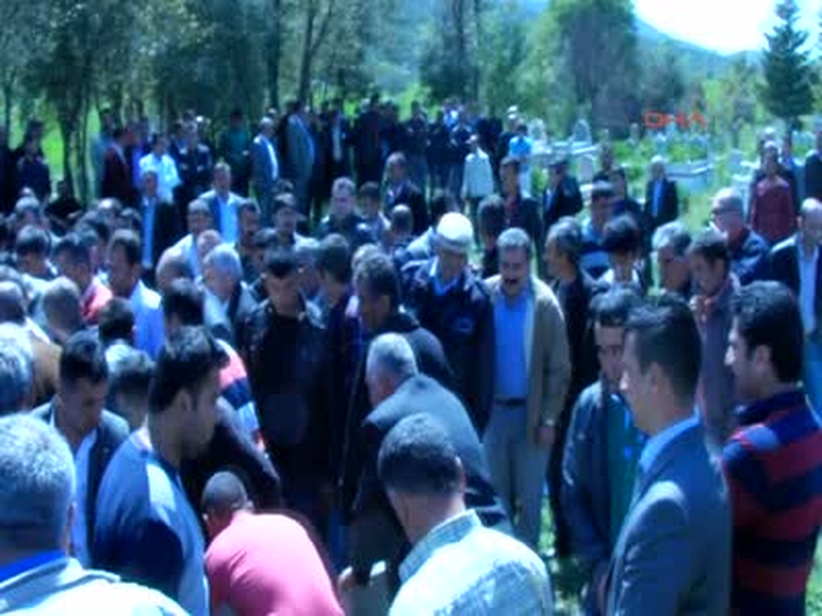 Kazada Ölen 3 Gençten 2'si Toprağa Verildi