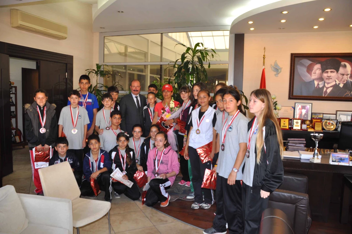 Şampiyon Öğrencilerden Başkan Altungün\'e Ziyaret