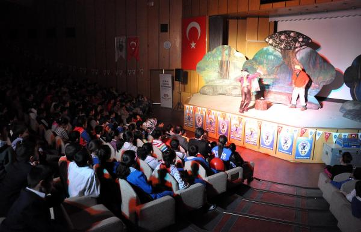 Öğrenciler İlk Kez Tiyatro İzledi