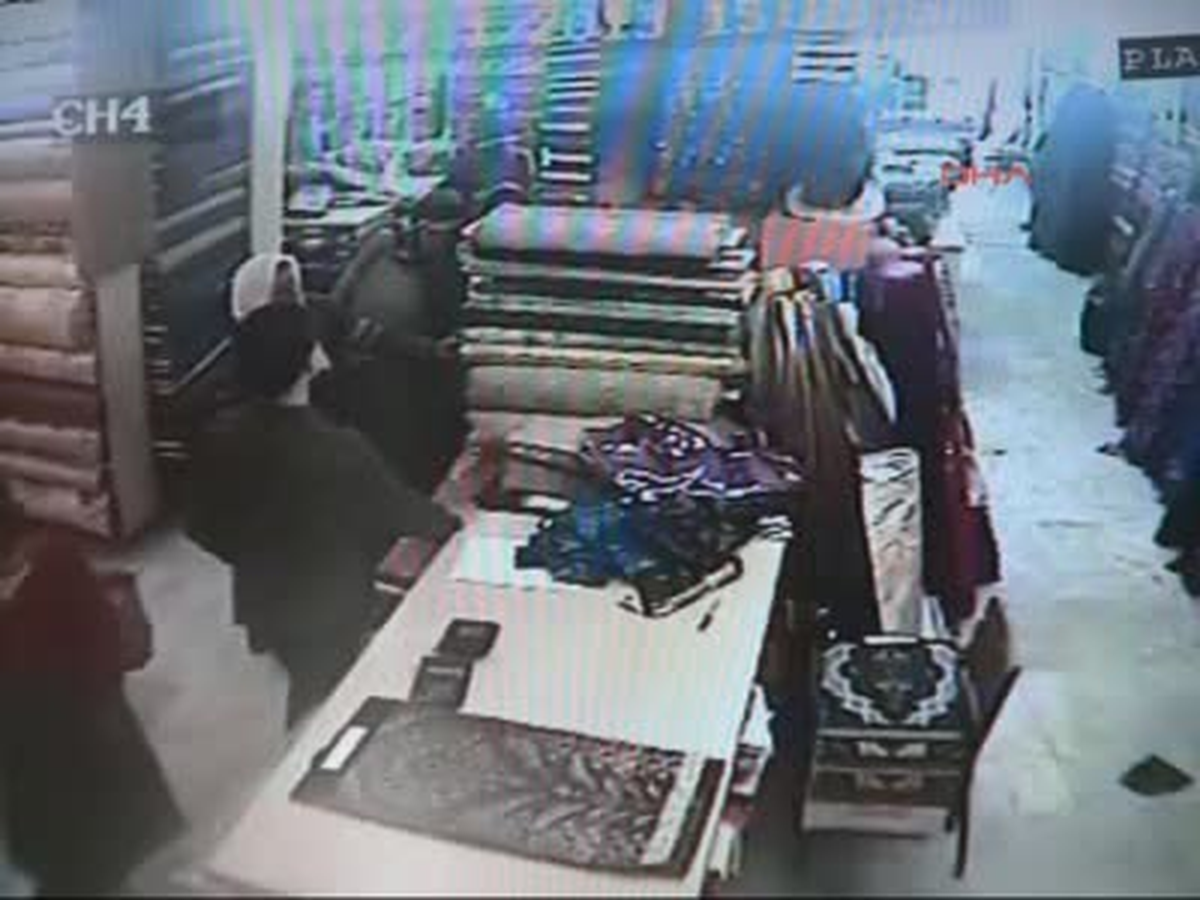 Kadınların Kumaş Hırsızlığı Kamerada
