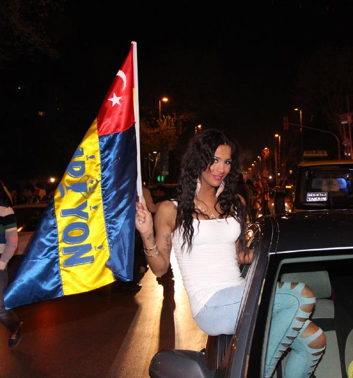 Taraftarlar Bağdat Caddesi\'ni Trafiğe Kapattı