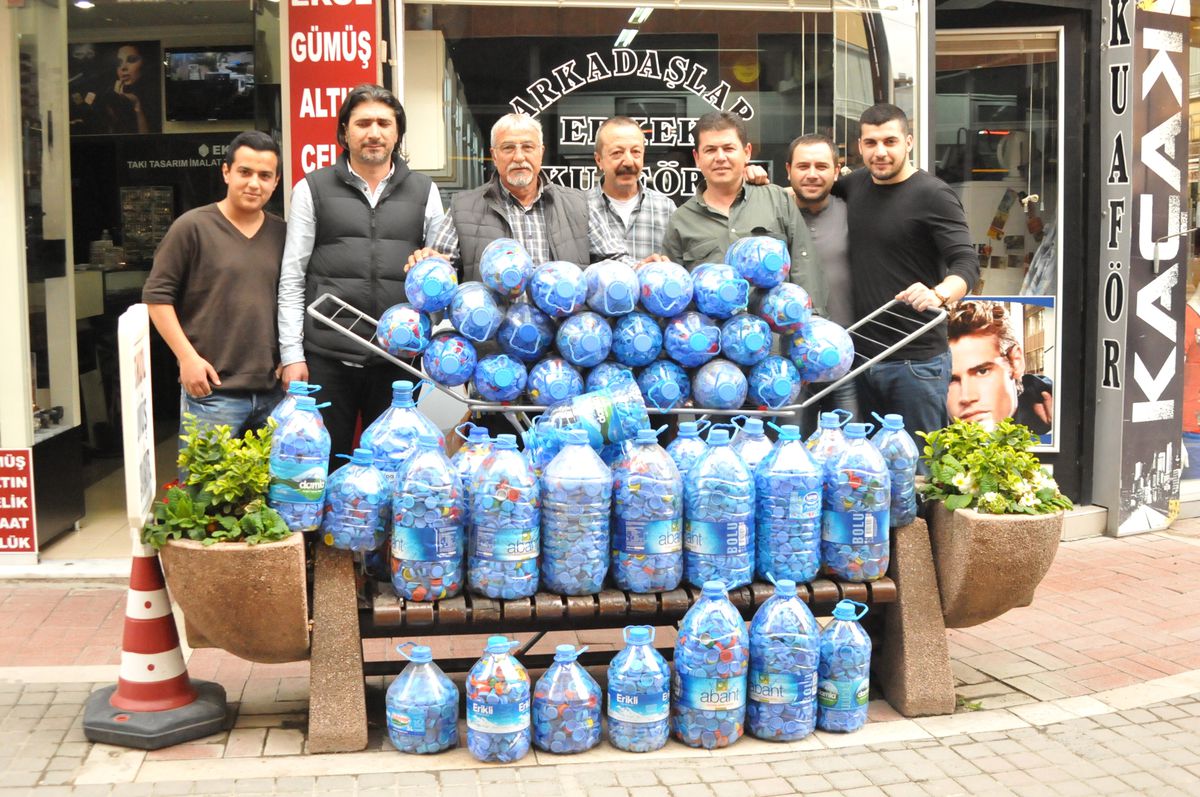 Esnaf, Engelliler İçin 200 Kilo Mavi Kapak Topladı