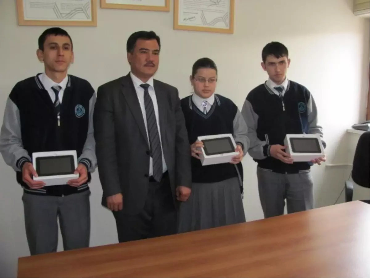 Ygs\'de İlk Üçe Giren Öğrencilere Tablet Bilgisayar Hediye Edildi