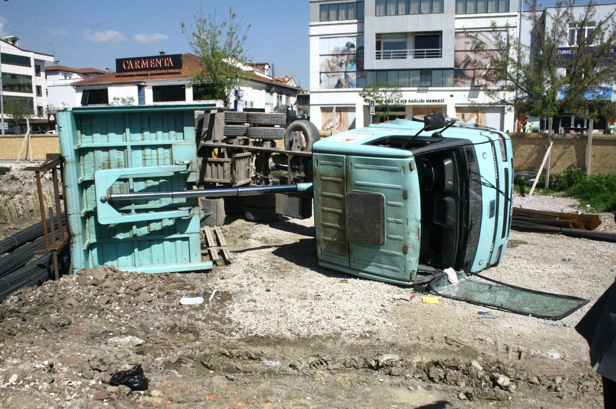 Yük Boşaltan Kamyon Devrildi: 1 Yaralı