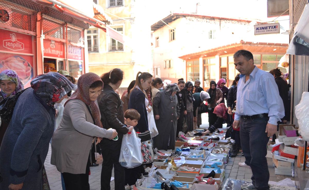 10 TL\'ye Satılan Ayakkabılar İzdihama Sebep Oldu