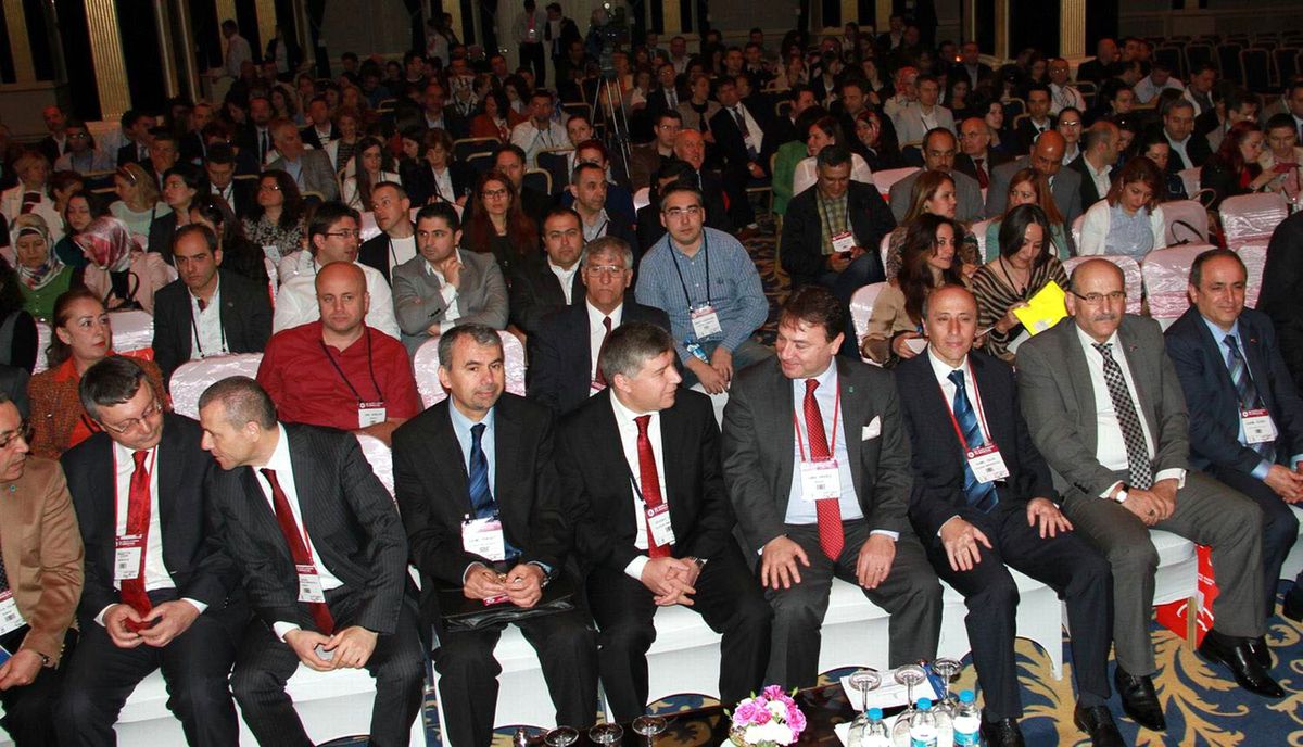 Hem Öğretmen Açığı Var Hem Öğretmen Fazlalığı