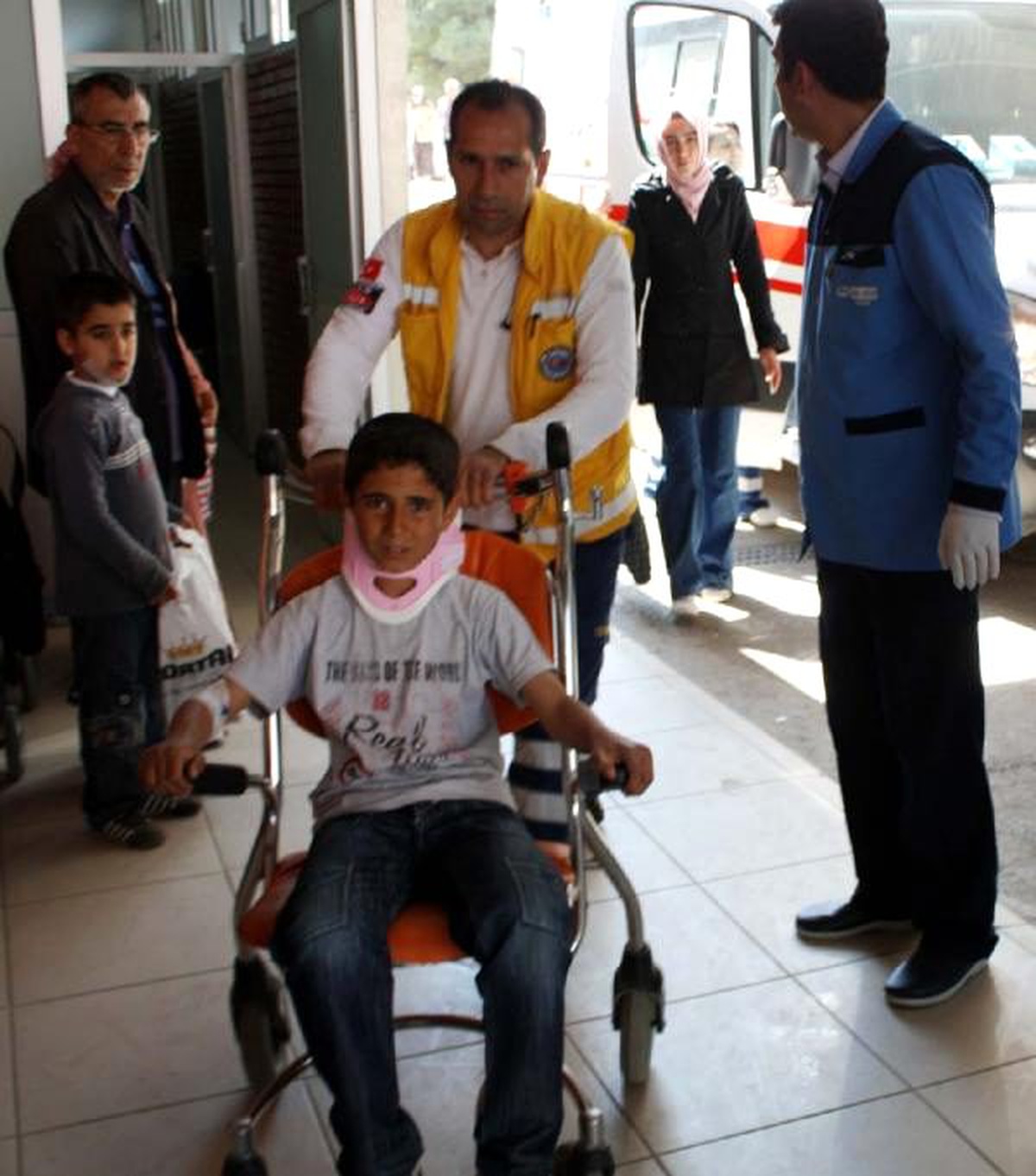 Adıyaman\'da Otomobil Bisiklete Çarptı: 2 Yaralı