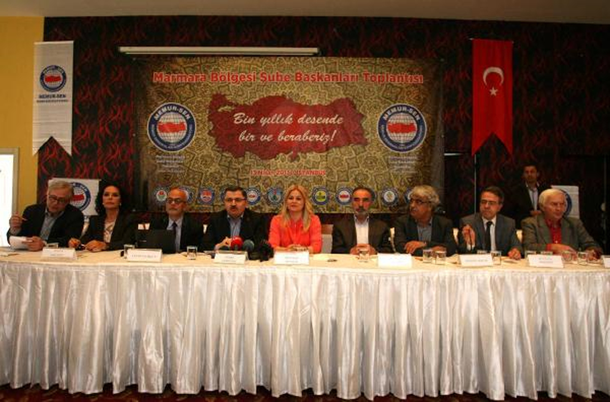 / Akil İnsanlar Esenler Kültür Merkezi\'nde Düzenlenen Yemekli Toplantıda Memur-Sen Üyeleriyle...
