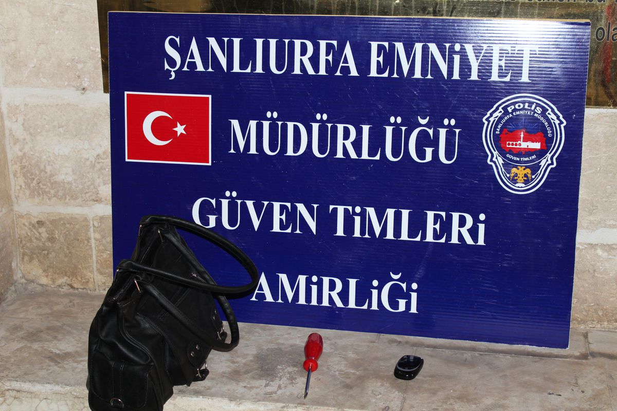 Araçların Camını Kırıp Çanta Çalan Hırsız Yakalandı