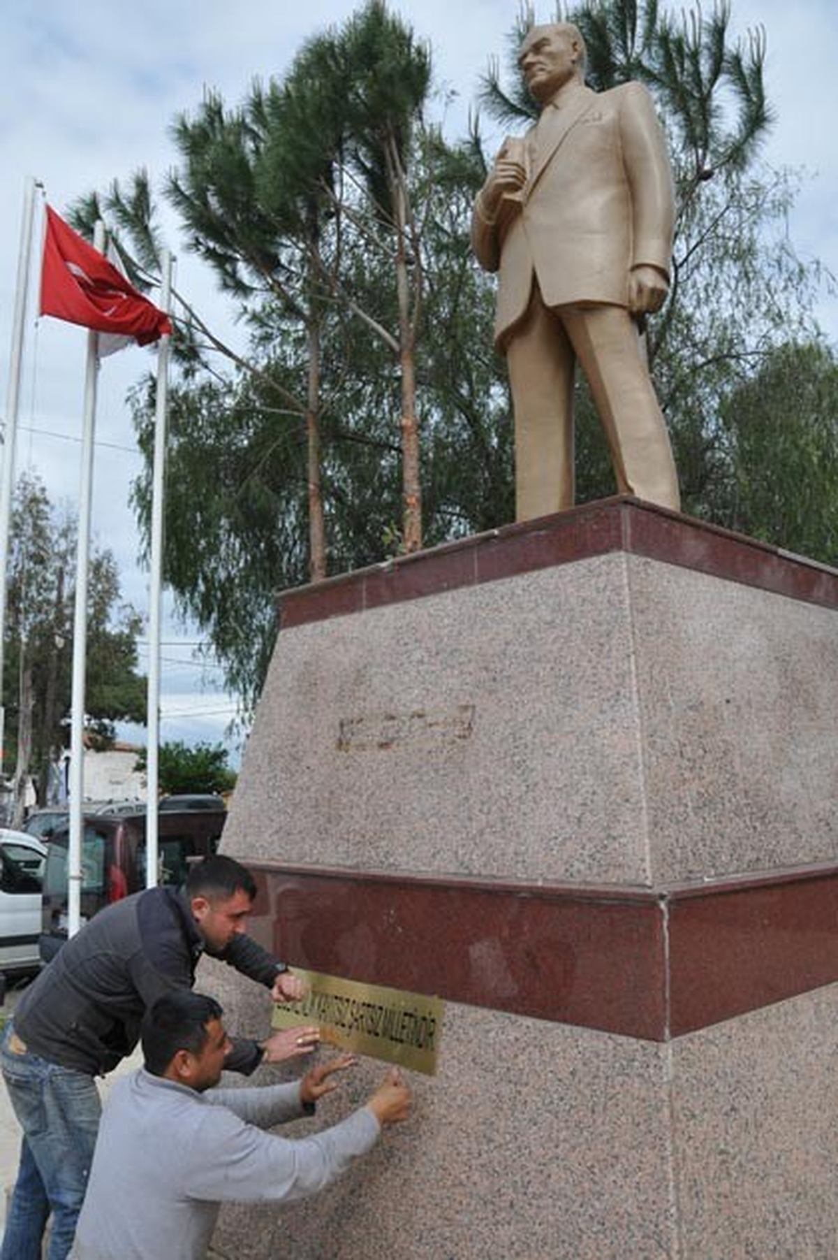Atatürk Heykelinden Sökülen Yazılar Tekrar Yerine Konuldu