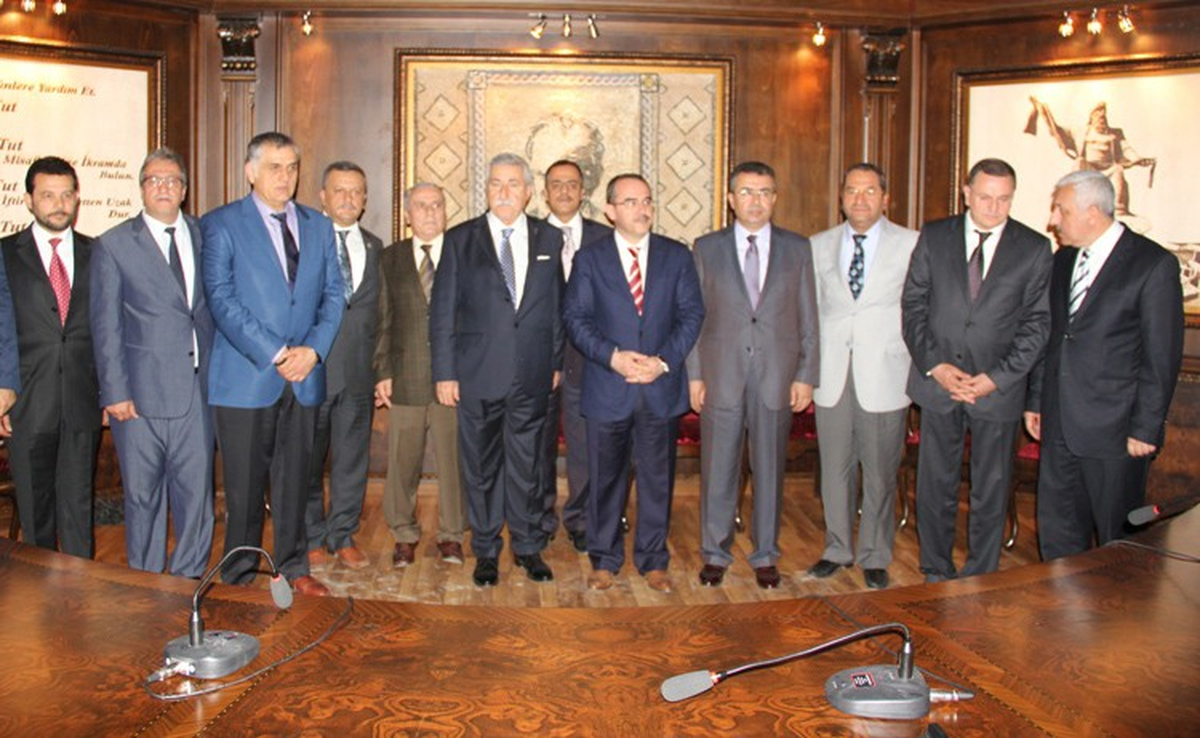Bakan Ergin Hatay\'da Esnafla Bir Araya Geldi