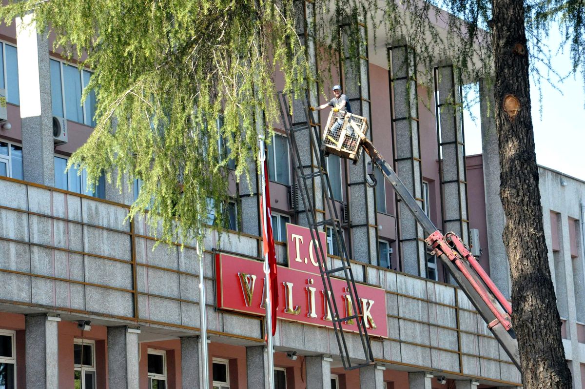Balıkesir Valiliğinin Protokol Girişine "T.c." İbaresi Asıldı