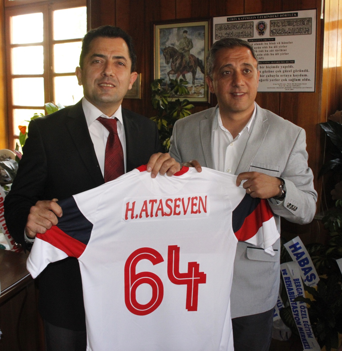 Bergama Belediyespor\'dan İlçe Emniyet Müdürüne Ziyaret