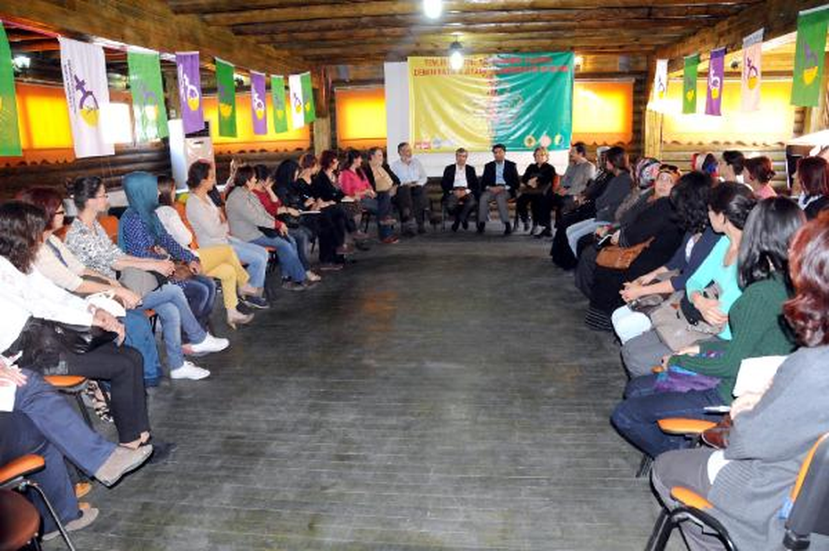Kürtçe Pankart Altında Toplantı