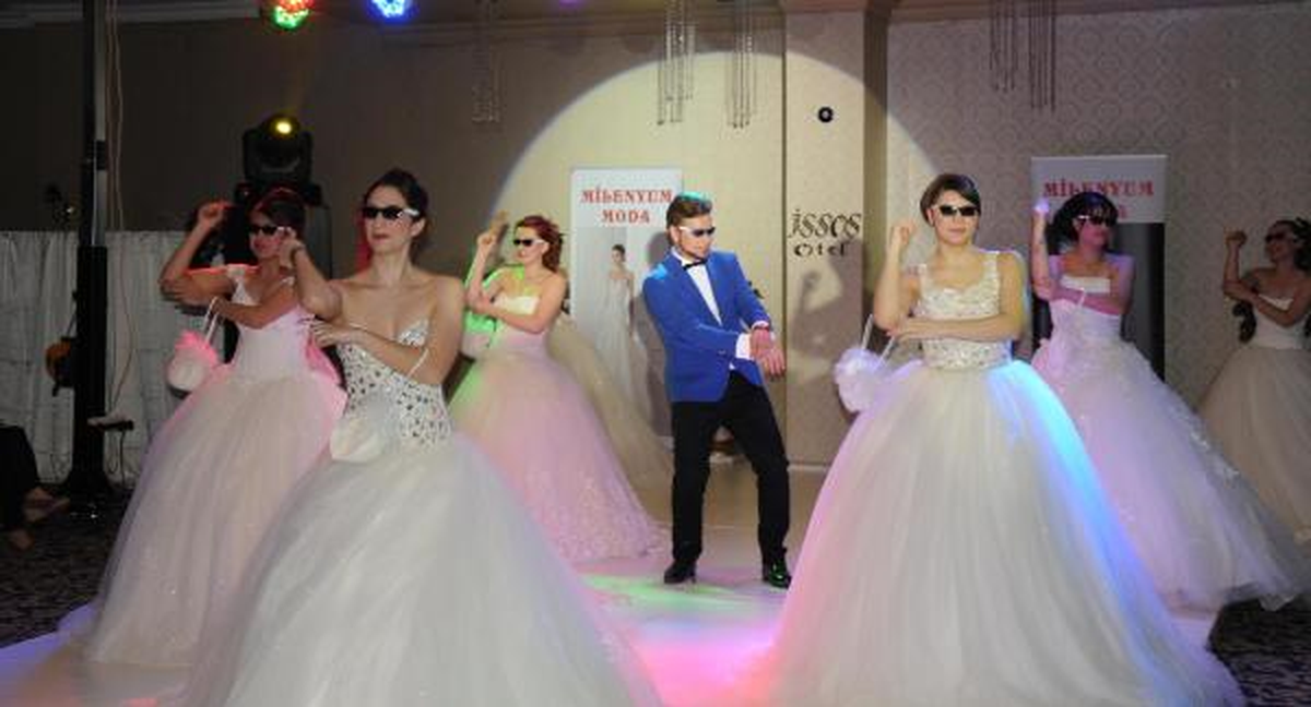 Gelinlik Tanıtan Mankenlerden Gangnam Style Dansı