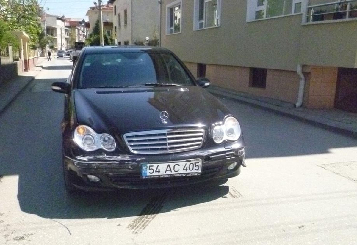 Kontrolden Çıkan Araç Kaldırımda Yürüyen Yayaya Çarptı