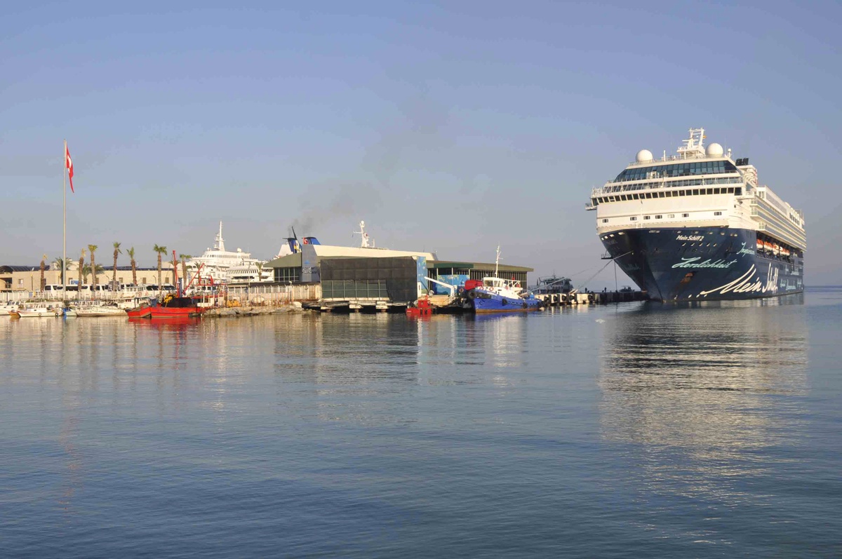 Kruvaziyerin Başketi Kuşadası\'na Aynı Anda 3 Turist Gemisi Yanaştı