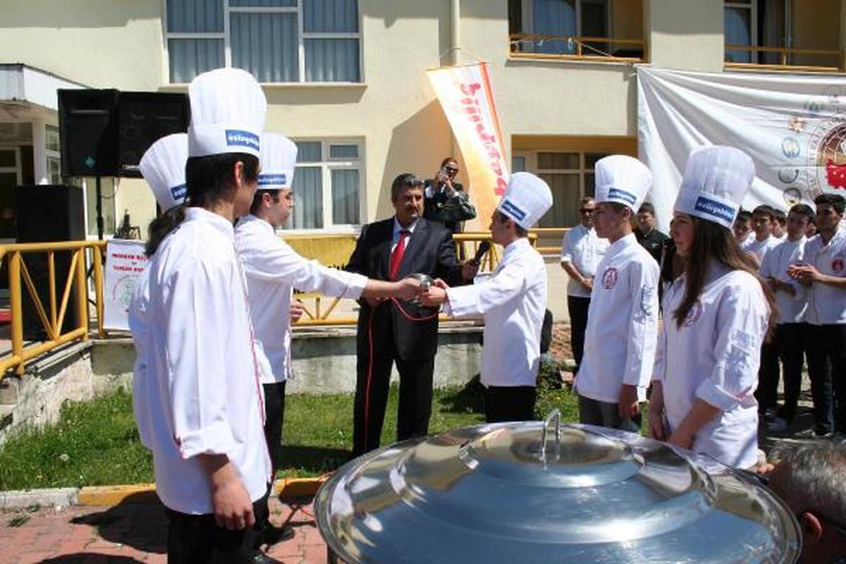 Genç Aşçılar Kepçelerini Teslim Etti