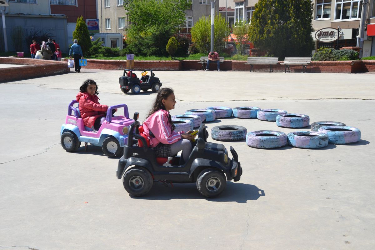 Miniklerin Akülü Araç Keyfi
