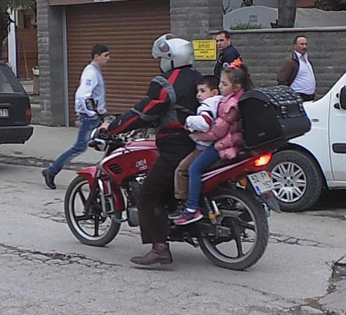 Motosiklette Tehlikeli Yolculuk