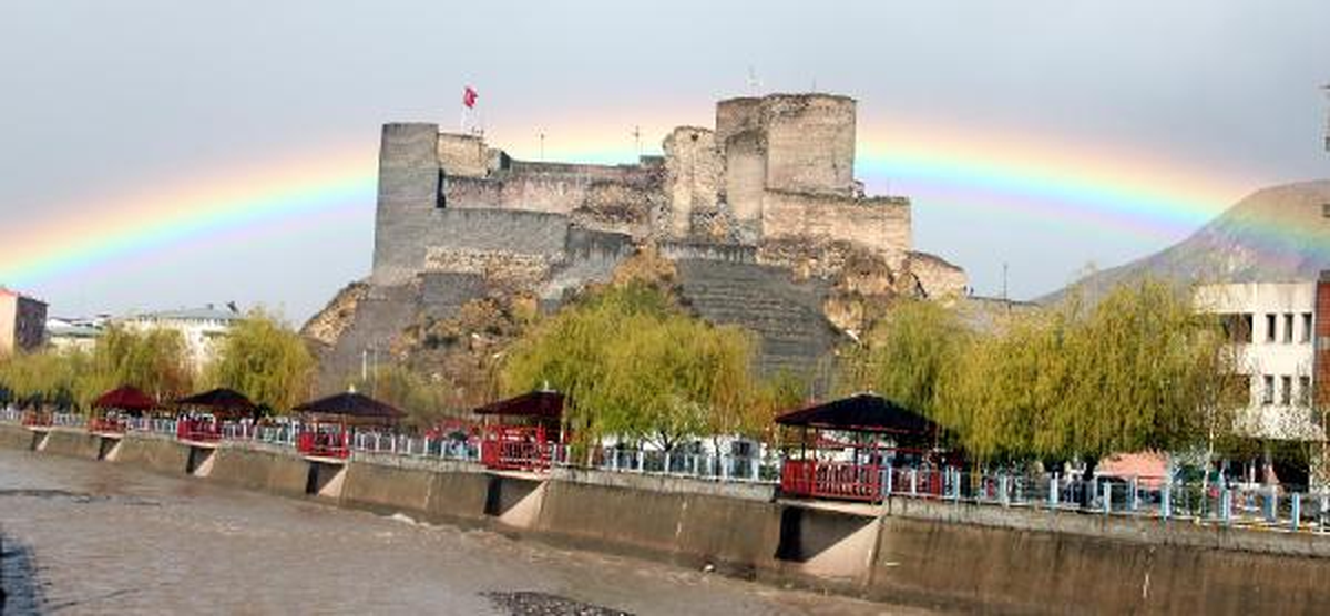 Oltu Kalesi\'ne Gökkuşağından Taç