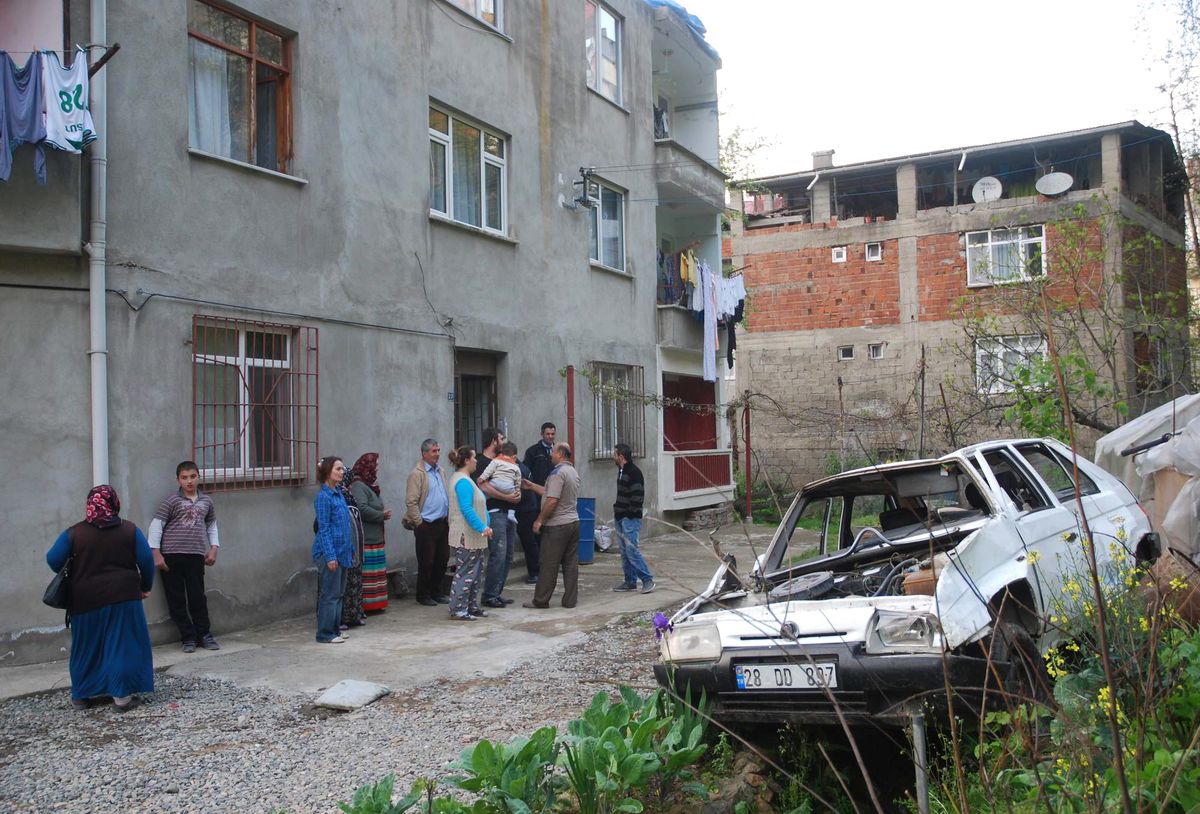 Otomobil Uçuruma Yuvarlandı: 2 Yaralı