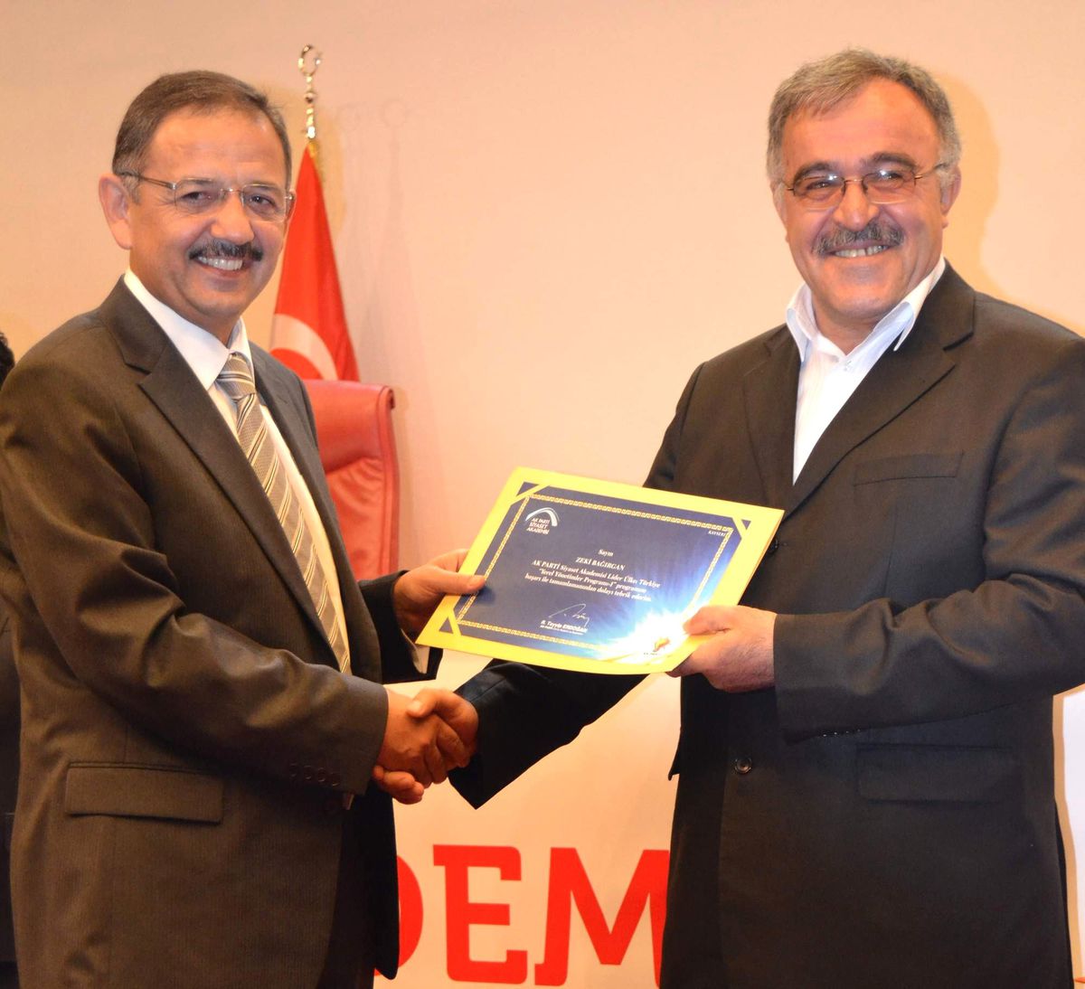 Siyaset Akademisinde Başarılı Kursiyerlere Sertifikaları Verildi