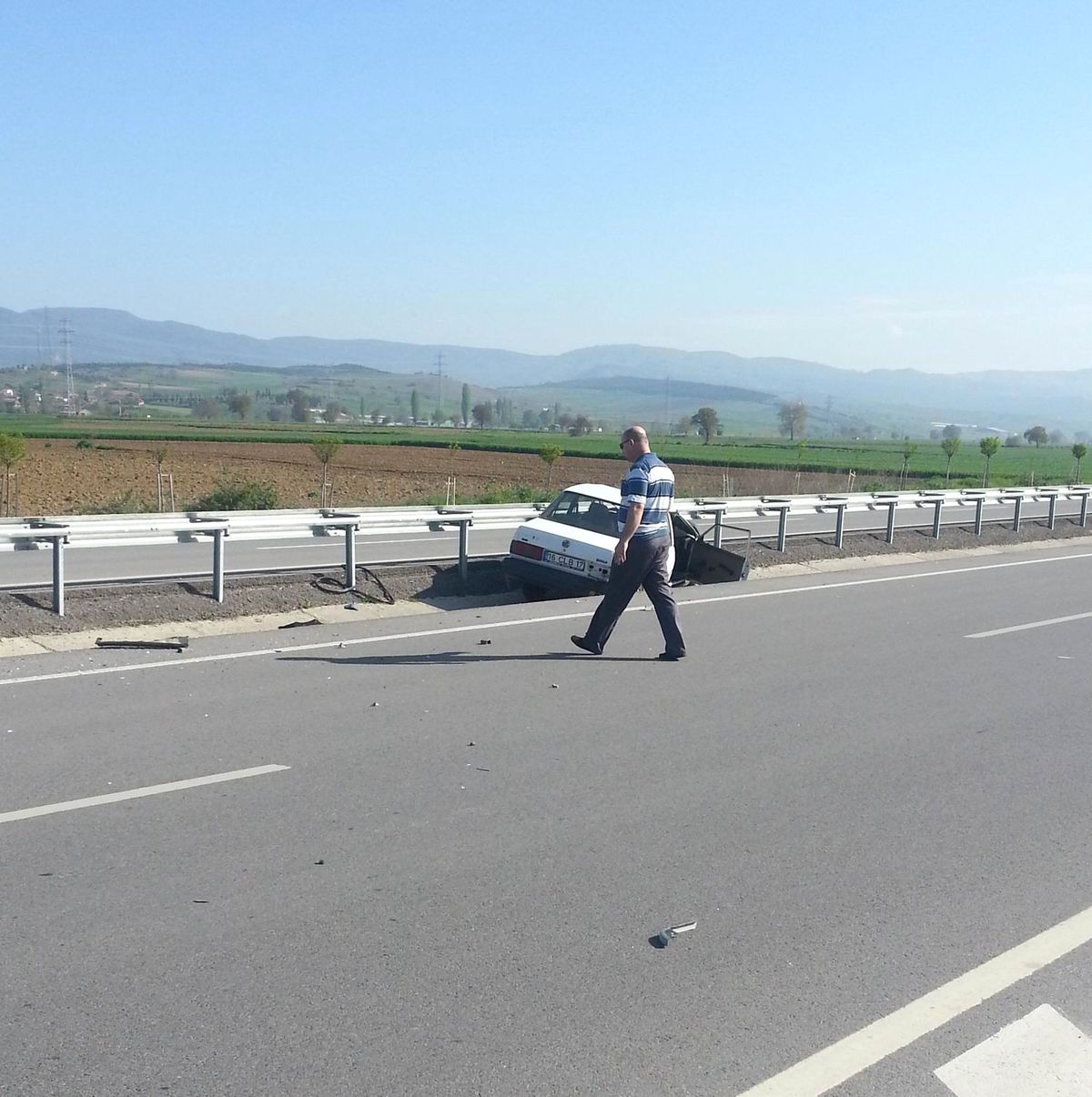 Takla Atıp Bariyerlere Çarpan Sürücünün Burnu Bile Kanamadı