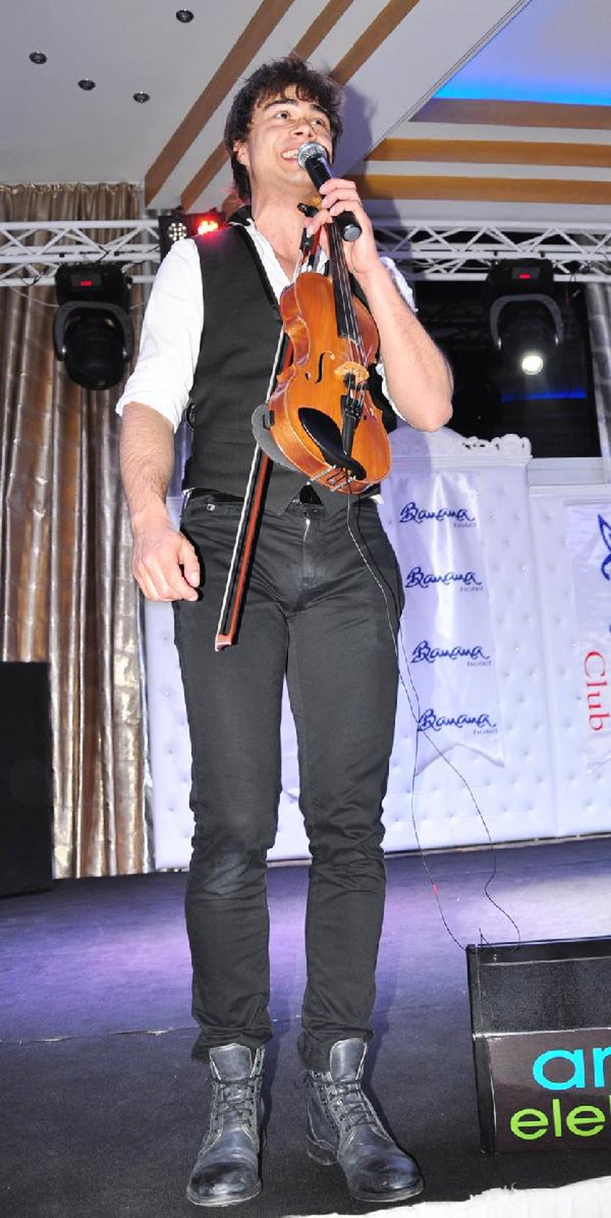 Alexander Rybak Alanya'da Konser Verdi