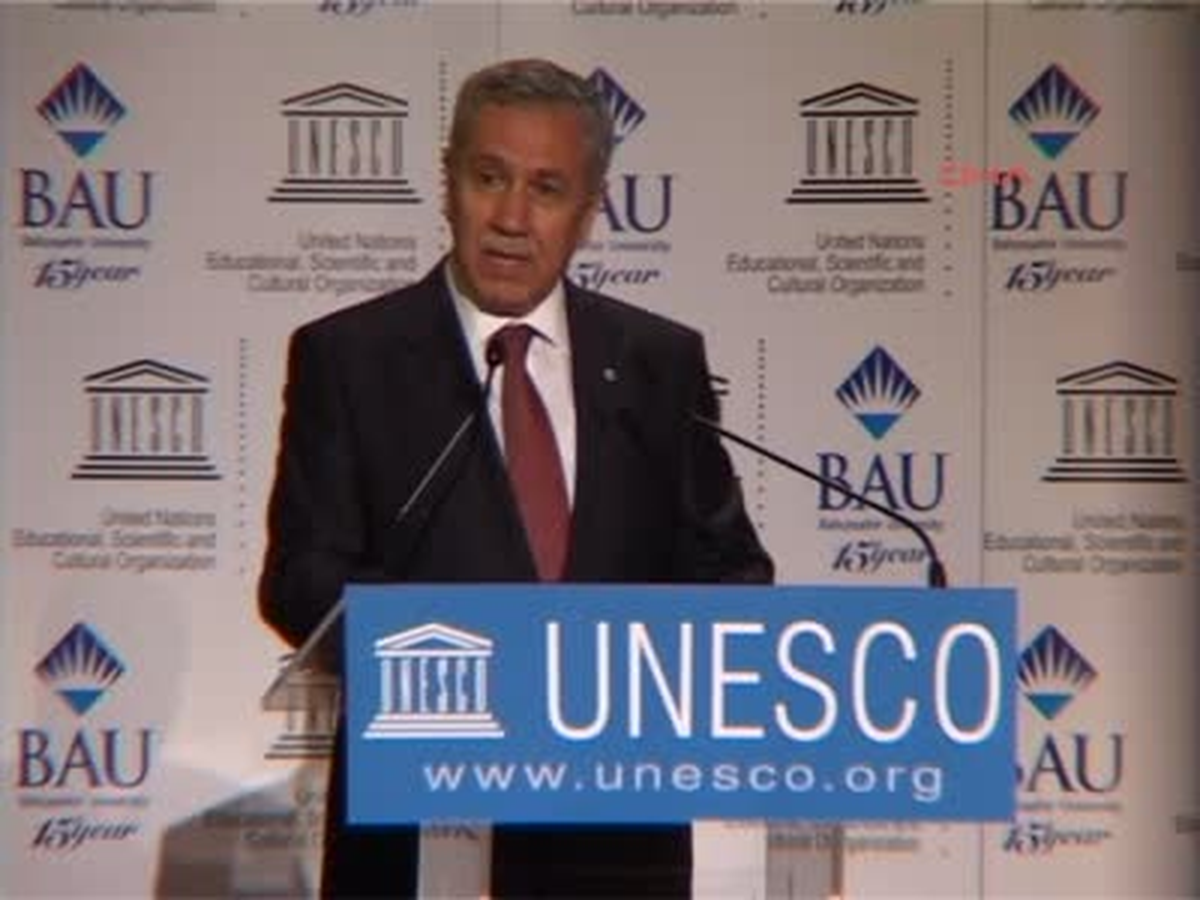 Arınç, Paris\'te Protesto Edildi