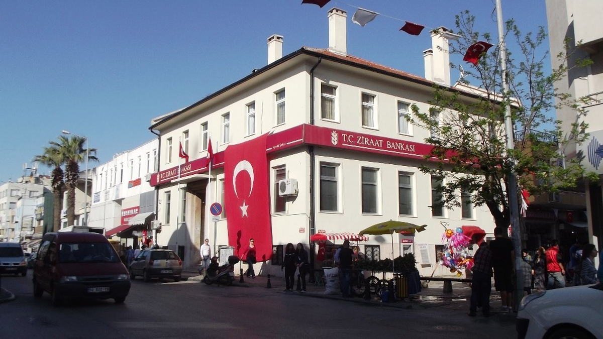 Ayvalık\'ta Tc\'si Kaldırılan Bankaya Tepki