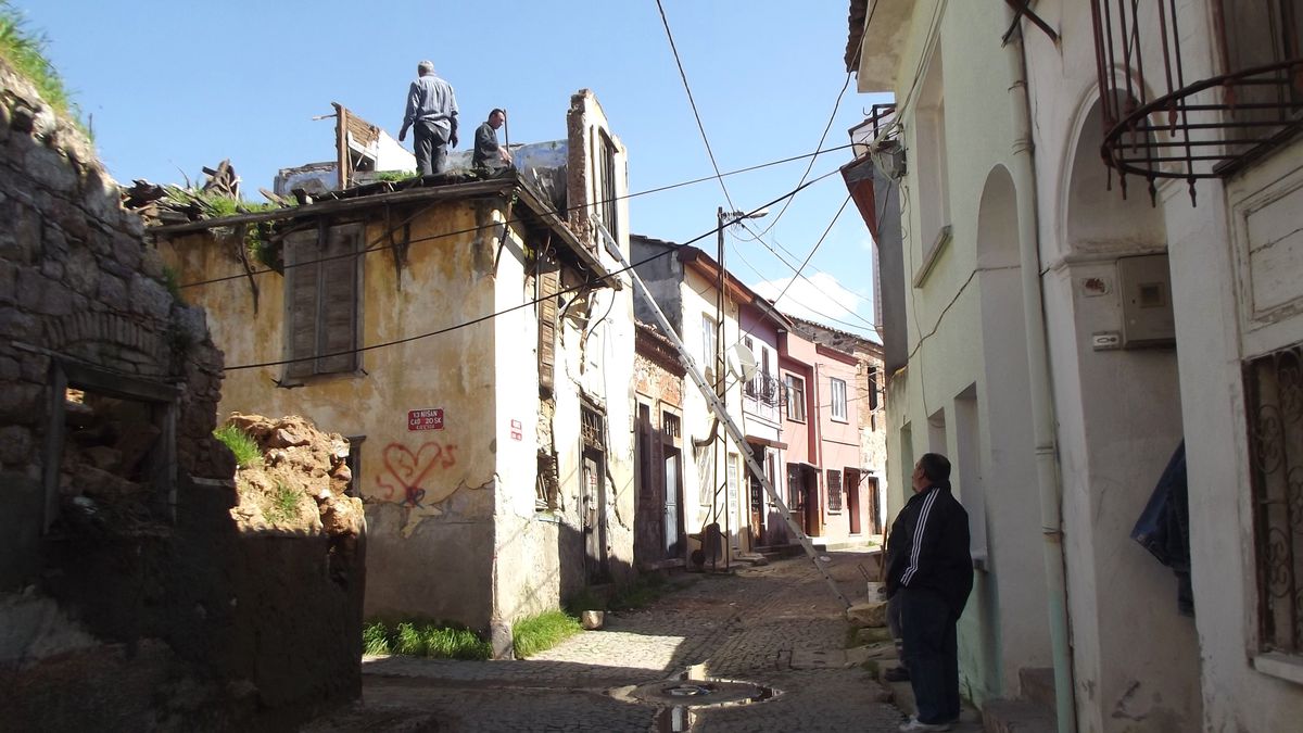 Ayvalık\'ta Tehlike Saçan Binalar Yıkılıyor