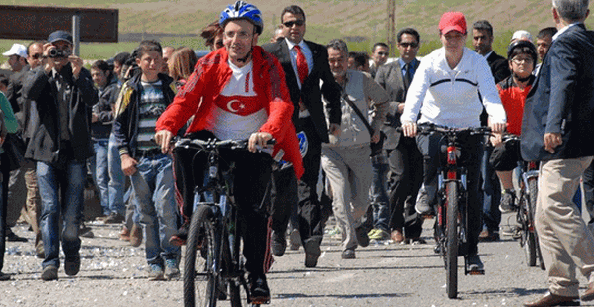 Bakan Şimşek Bisikletten İnmedi