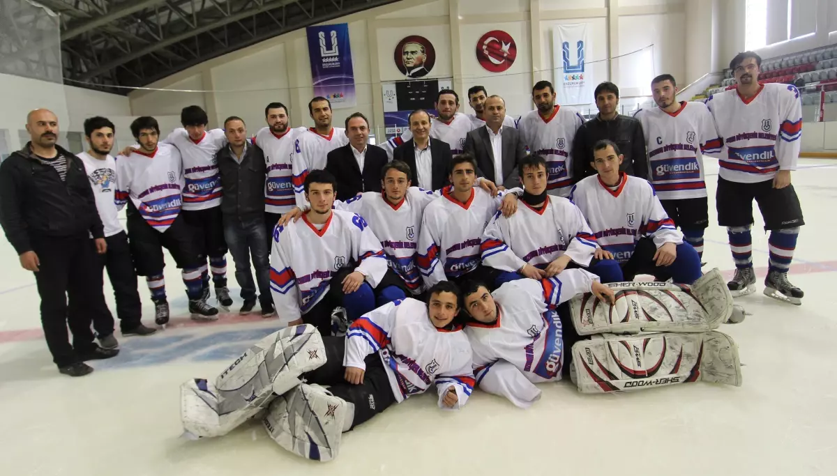 Başkan Küçükler, "Buz Hokeyi Takımımızın Başarıları Bizi Mutlu Ediyor"