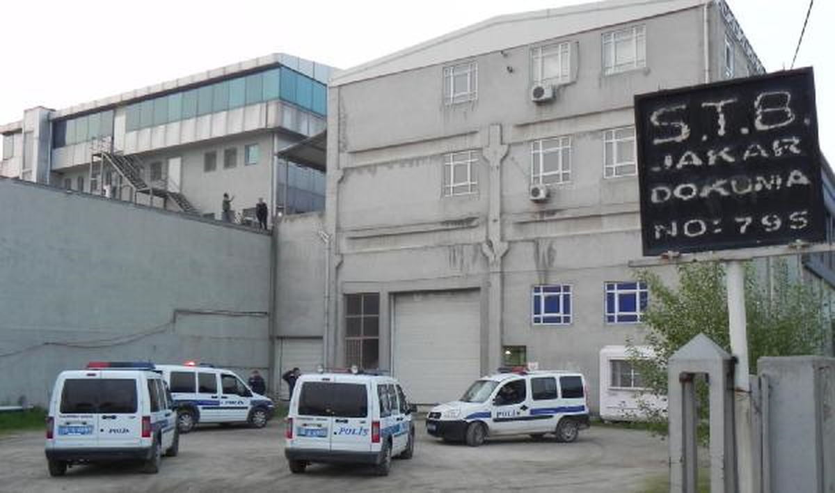 Fabrikadaki Çelik Kasayı Balyozla Parçalamak İsterken Yakalandılar