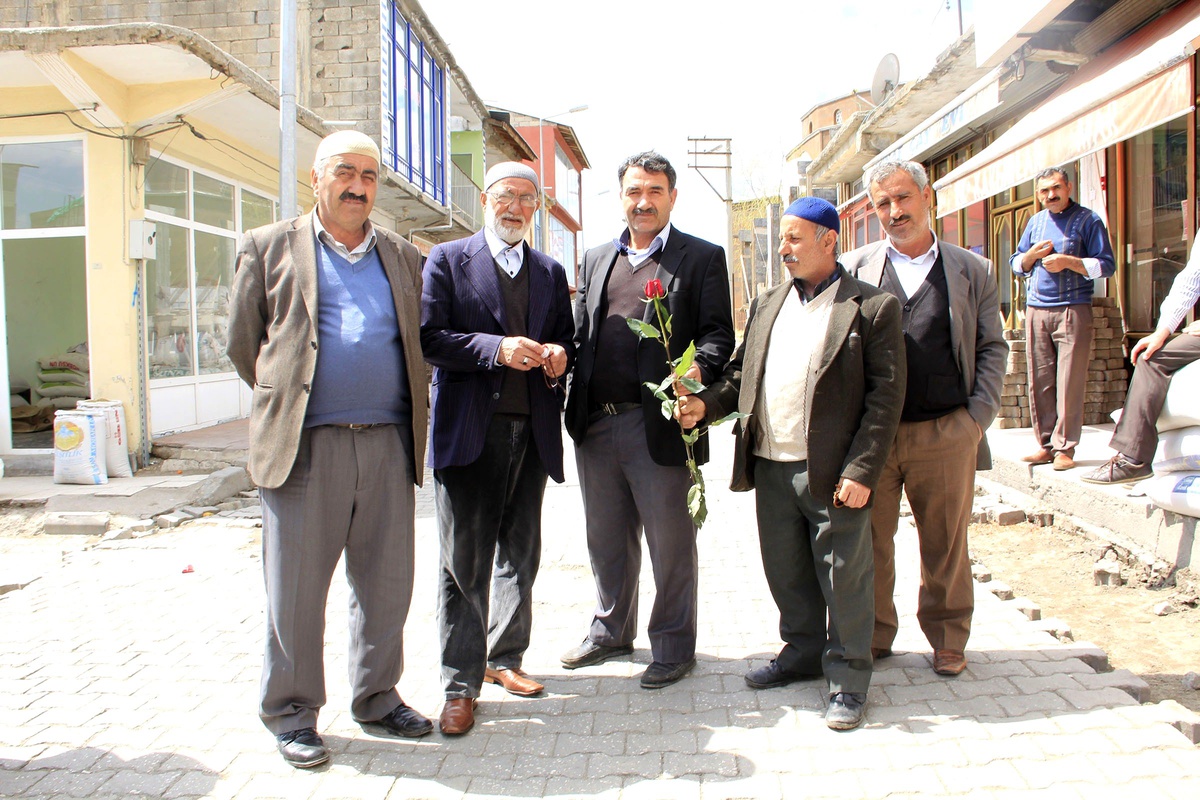 Ahlat Müftülüğü Salavat Eşliğinde Gül Dağıttı